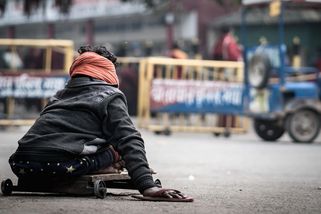 Indický žebrák šokoval úřady. Má třípatrový dům, auto s řidičem a půjčuje peníze - Novinky
