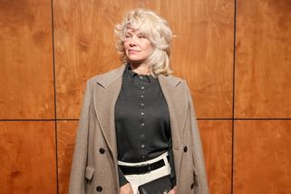 Pamela Anderson jako moderní Marilyn? Tenhle účes a nadčasový outfit si zamilujete i vy!