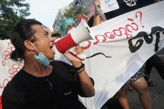 Muž, na něhož je vypsaná odměna: „Po převratu to bylo jak v zombie filmu“ - Seznam Zprávy