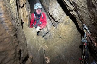 Hasiči vytáhli muže zaklíněného v jeskyni. Uvázl v ní na téměř celý den | Domácí