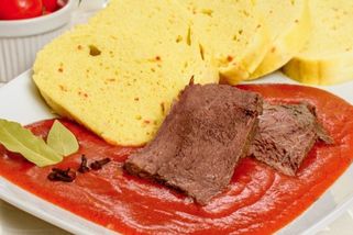 Maso tvrdé jako bota? Kroky, které můžete udělat, aby změklo a skoro se rozpadalo na talířku