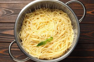 Jak správně ohřát těstoviny: jednoduchý postup, aby zůstaly vláčné a neslepily se