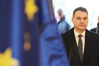 Macinkova účast v debatě o demokratičnosti EU byla ostuda a trapas, míní opozice - Seznam Zprávy