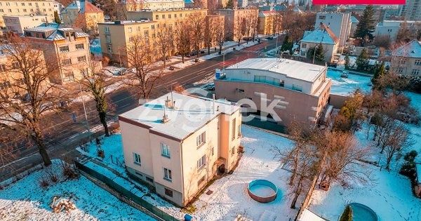 Prvorepubliková vila s bazénem a velkým pozemkem u centra Zlína – Tř. T. Bati