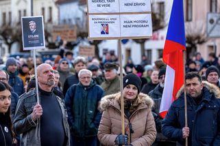 FOTO: Demonstrace na podporu prezidenta vyjely za hranice Prahy - Novinky