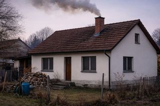 Soused obtěžoval okolí kouřem z kamen a za tmy nejspíš spaloval odpad. Majitel situaci vyřešil jednou pro vždy