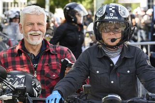 Prezident Petr Pavel provětral flanelku a harleye!