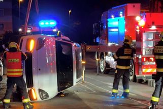 Porsche se po nehodě v Praze převrátilo na bok - Novinky