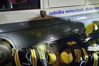 Zdrogovaný muž se v Praze zasekl pod zaparkovanou dodávkou - Novinky