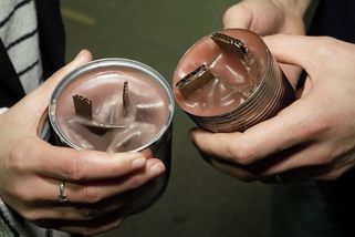 „Slézt z gauče a pomoct, ne jen mluvit.“ Dobrovolníci vyrábějí zákopové svíčky a maskovací sítě pro Ukrajinu - Novinky