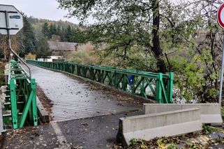 Kvůli uzavřenému mostu vodí rodiče na Karlovarsku už roky své děti do školy kilometry pěšky. Řešení je stále v nedohlednu - Novinky