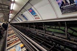 Za zničené eskalátory ve stanici metra Staroměstská může mladík, který si zapaloval cigaretu - Novinky