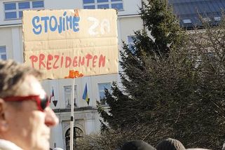 Setkání na podporu prezidenta v Turnově spojilo generace, lidé zaplnili náměstí