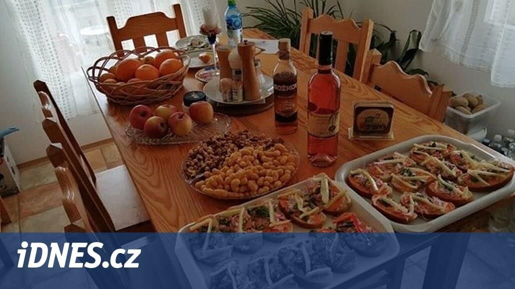 Zastupitel SPD ozdobil chlebíčky sýrovým Z, za ruský symbol přišel o funkce