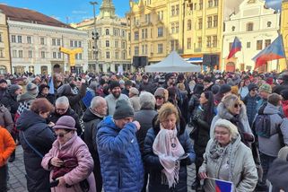 Lidé opět vyšli do ulic, aby podpořili prezidenta. Demonstrují na stovkách míst republiky - Novinky