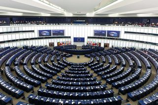 Europoslanci schválili snížení emisí o 90 procent...