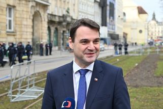 Macinka školil americké demokraty, Schillerová má názor