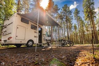 SUV s předstanem promění parkoviště v chatu. Kempování už není o paštikách
