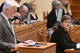 Určitě přijdu, řekl Zůna k slyšení v Senátu na výročí invaze. Teď už má jiný program. Váhá Hrad i Babiš - Novinky