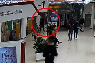 Muž se žloutenkou bodnul injekcí ochranku v obchoďáku v Praze. Policie hledá svědky z videa - Novinky
