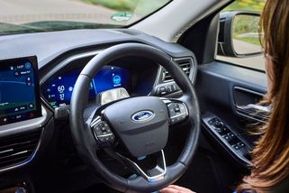 Ford Kuga nově zvládne evropské dálnice bez rukou na volantu