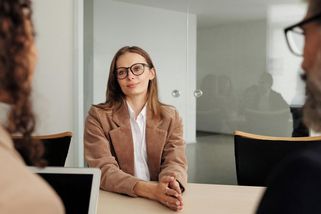 Šla jsem na pohovor do korporátu. Po minutě mi ředitel položil otázku, za kterou by měl jít sedět - Médium.cz