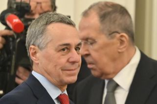 Lavrov dostal překvapivý dar od Švýcarů. Má Rusům připomenout, že patří do Evropy