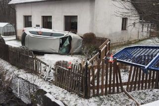Mladík usnul za volantem. Auto pak ničilo vše, až se převrátilo - Novinky
