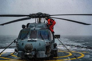 Dánský vrtulník evakuoval u Grónska nemocného člena posádky americké ponorky - Novinky