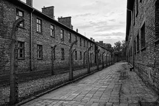 Židovka Helena zpívala krutému dozorci. Riskoval pro ni život, po letech rozhodla o jeho osudu - Médium.cz