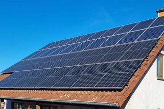 Fotovoltaika na střeše je málo. Sen o naprosté soběstačnosti stojí statisíce a naráží na fyziku