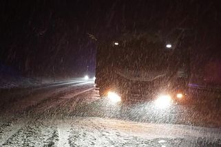 „Ťokův průsmyk“ opět prověřil řidiče. Kamiony blokovaly cestu sypačům, kritizuje ŘSD - Novinky