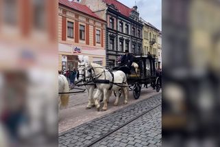 Zemřel romský král Róbert I. Košicemi projel kočár se zlatou rakví - Novinky