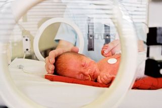Stát nově finančně pomůže rodičům předčasně narozených dětí - Seznam Zprávy