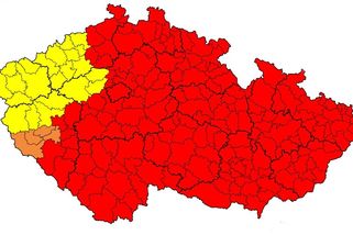 Zčervenala téměř celá republika. Meteorologové ještě zesílili výstrahu - Novinky