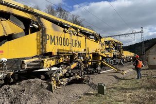 Video: 10 tisíc litrů nafty denně, 50 metrů za hodinu. Obří stroj šetří údolí Orlice od stovek nákladních aut - Zdopravy.cz