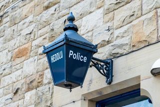 Konstábl žaluje policii. Snoubenka ho podváděla s kolegou na služebně a pak se sblížila i s vyšetřovatelem aféry - Novinky