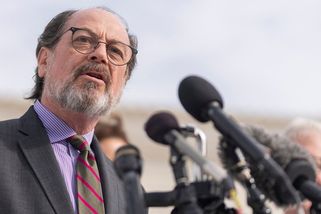 Velké firmy k clům většinou mlčely, Trumpa porazil malý dovozce vína - Novinky