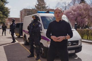 Tahle kolona nikdy nestaví! Přeprava vězňů - zažil jsem den s touto eskortou | Učíme vás řídit