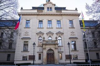 Na Úřadu vlády zavlála ukrajinská vlajka, Sněmovně zůstal prázdný stožár - Novinky