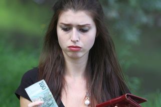 Dvě pětiny Čechů sotva vyjdou s penězi. Ve zlepšení věří čím dál méně lidí - Novinky