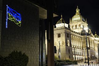 Aktivisté promítli na Novou budovu Národního muzea v Praze ukrajinskou vlajku - Novinky