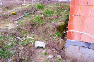 Koupili pozemky od města, když kopli do země, byla tam suť. Chtějí peníze - Seznam Zprávy