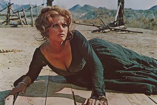 Tenkrát na Západě: Claudia Cardinale bez kalhotek, sebevražda na place a Henry Fonda jako vrah dětí