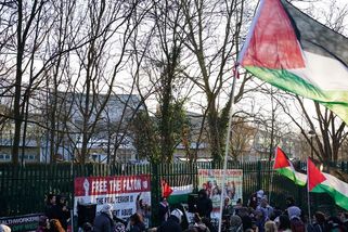 Propalestinští aktivisté, kteří se v Británii vloupali do firmy a kladivem napadli policistku, odešli od soudu bez trestu - Novinky