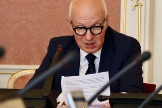 Za "sabotéra" se ministrovi rád omluvím, říká senátor Fischer. Má ale podmínku