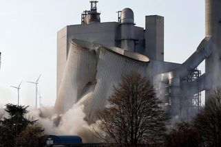 Dechberoucí záběry. Obří chladicí věž německé elektrárny šla k zemi - Novinky