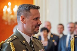 Vojáka, který napadl nožem generála Hyťhu, obvinili. Hrozí mu až deset let - Novinky