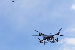 Překvapení řidiči si fotí policejní drony, kanadská policie je za to pokutuje