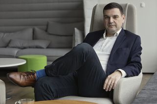 Pravda o Macinkově diplomce. Expert vysvětluje, na co by ministru zahraničí jeho školní práce ve skutečnosti stačila